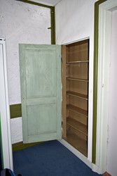 <p>Detail van de inbouwkast op de verdieping. De deur is later omgedraaid, de vlakke kant zat oorspronkelijk aan de buitenzijde en was behangen. </p>
